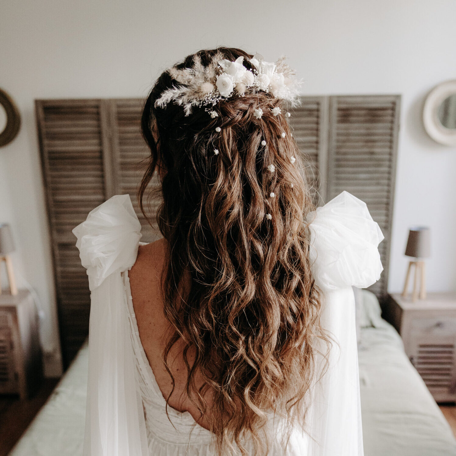 Lona events shooting cheveux mariée avec peigne fleurs séchées, mariage charente, wedding planner charente